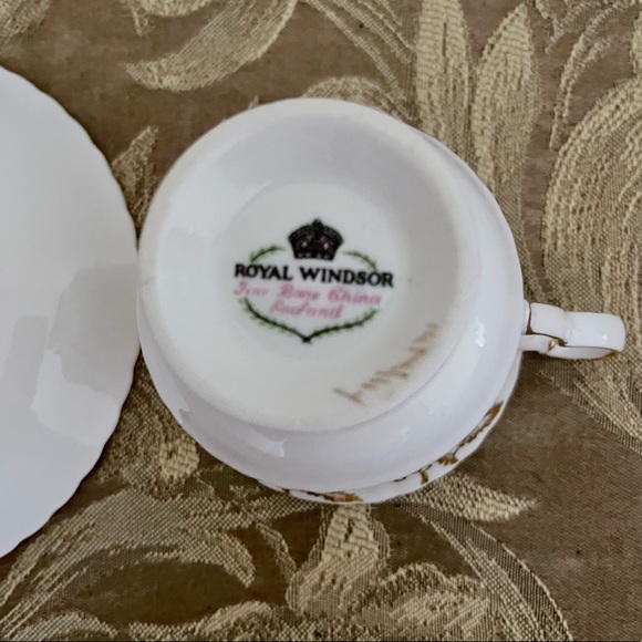 Royal Windsor Canada Gold Maple Leaf Teacup & Saucer - Picture 10 of 13